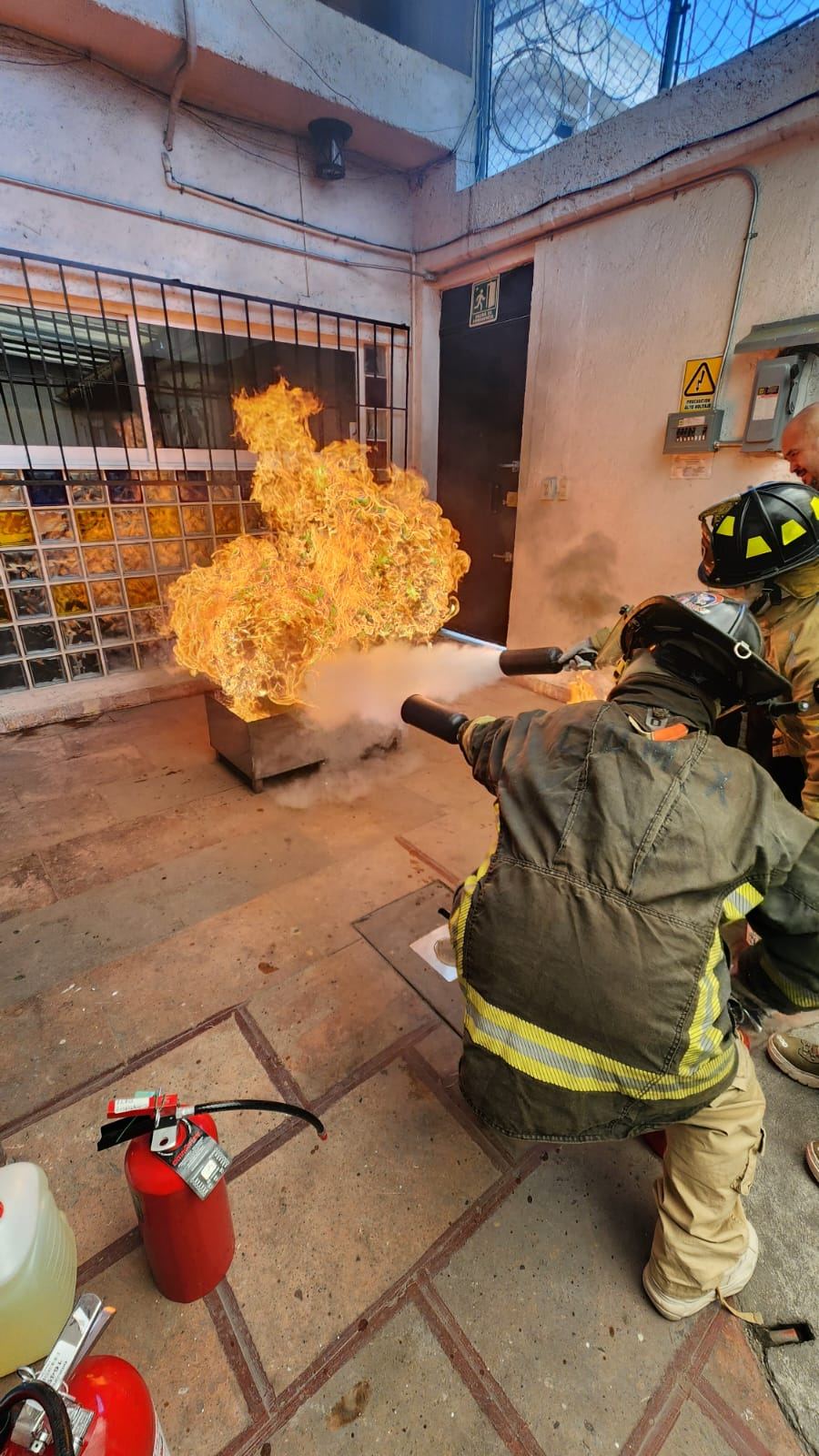 Práctica de fuego real con línea de manguera