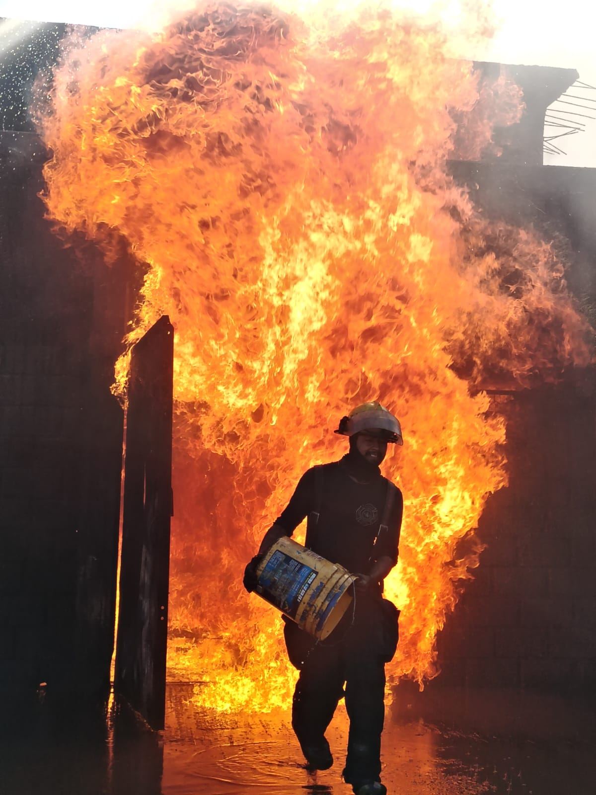 Práctica de extinción con fuego real de gran escala