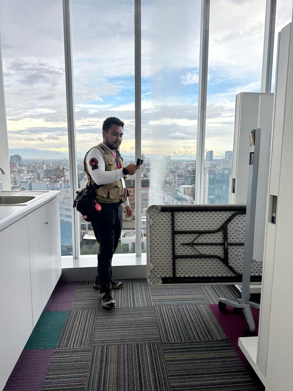 Verificación en piso de oficinas de torre corporativa